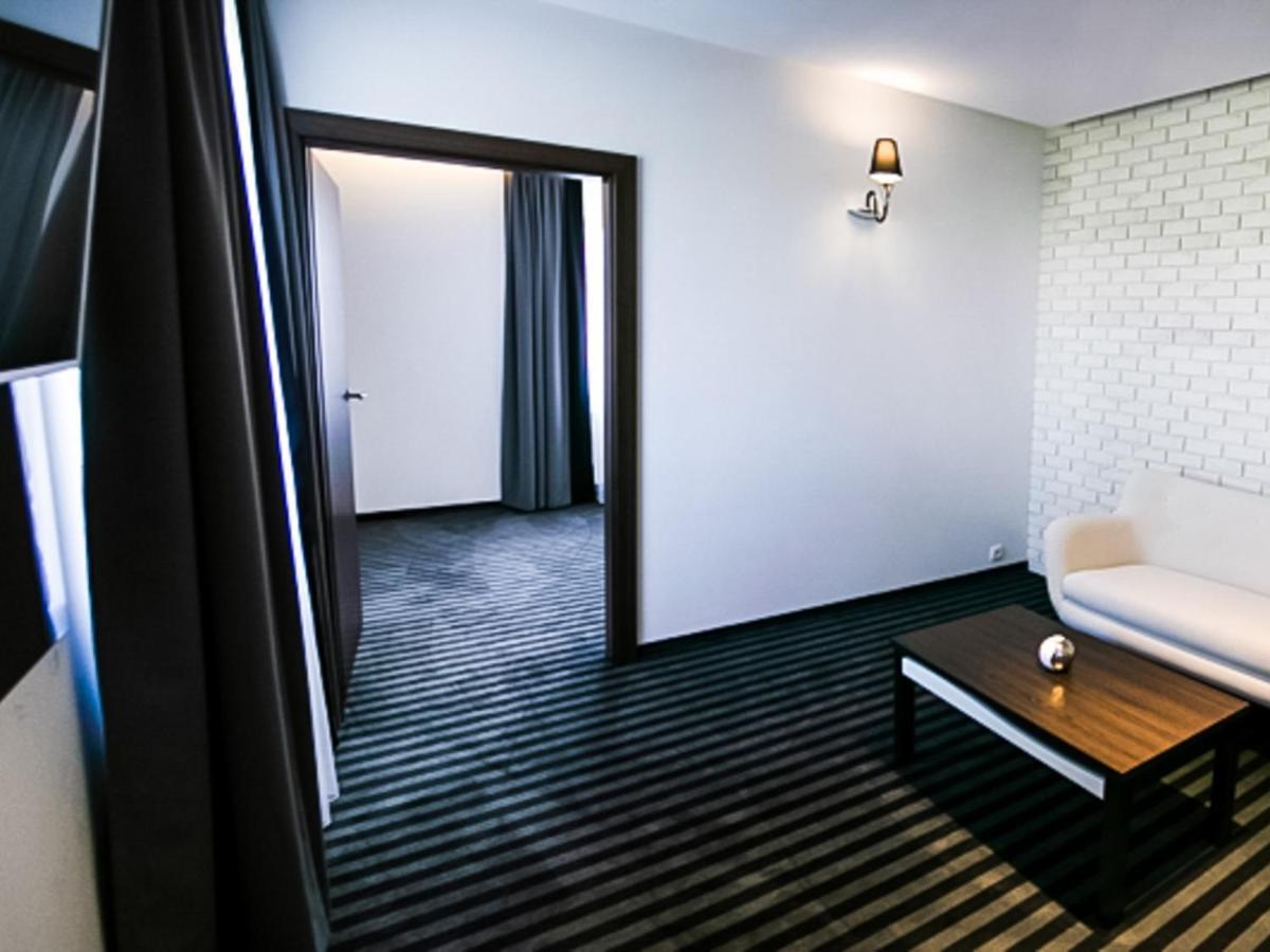 Bialy Dwor Bed and Breakfast Rychwal Exteriör bild