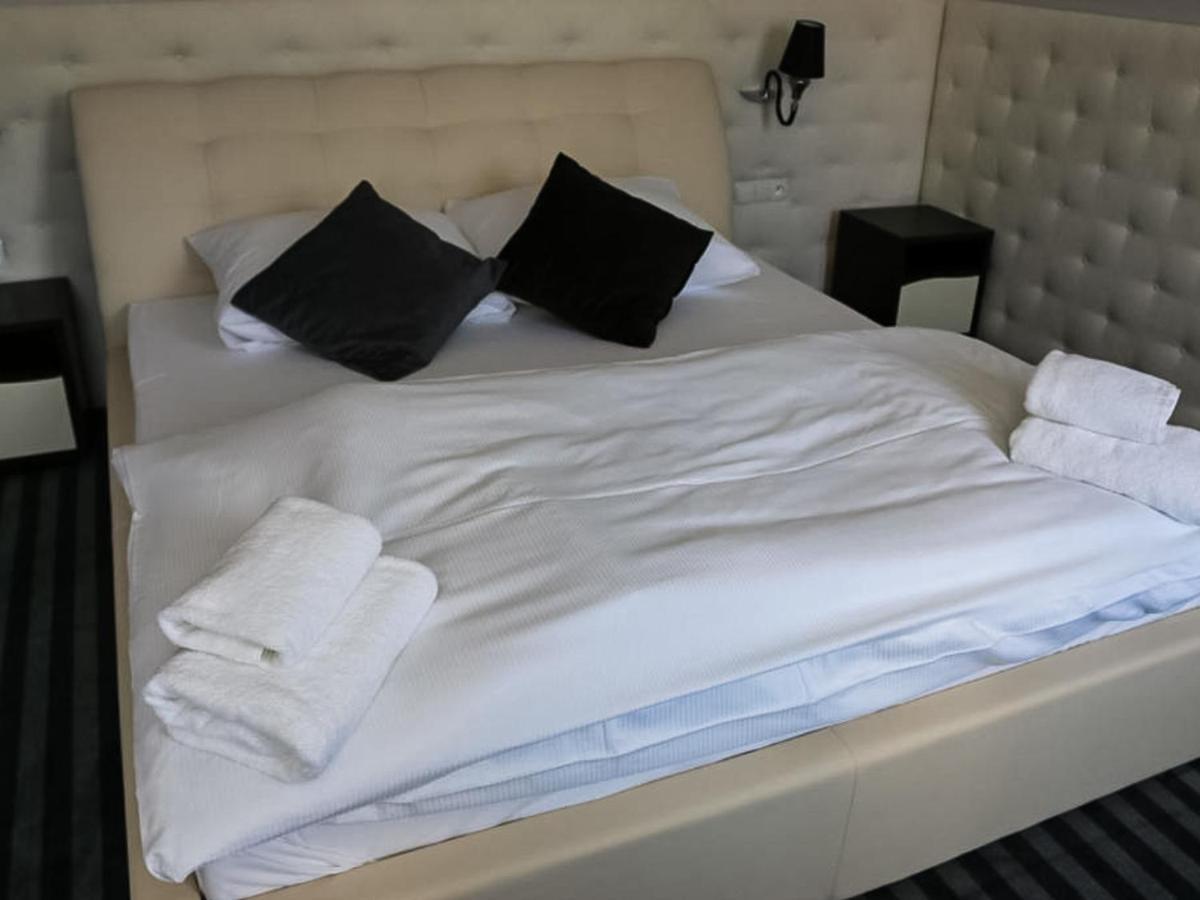 Bialy Dwor Bed and Breakfast Rychwal Exteriör bild